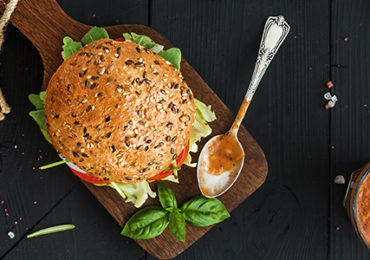 burger-plateau-sauce-sel-herbes