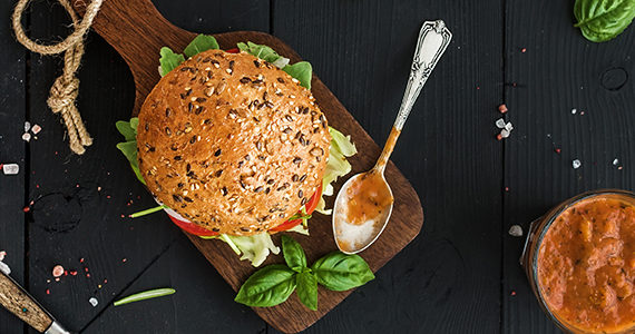burger-plateau-sauce-sel-herbes
