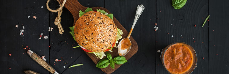 burger-plateau-sauce-sel-herbes
