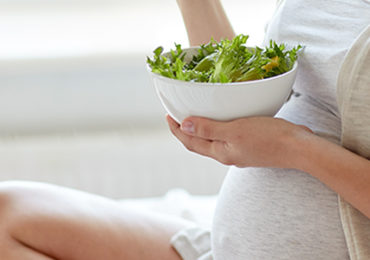 femme-enceinte-mange-salade