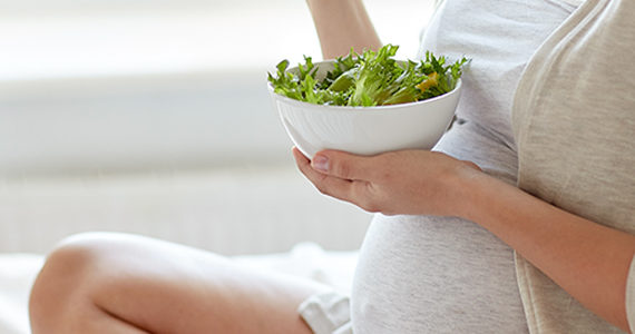 femme-enceinte-mange-salade
