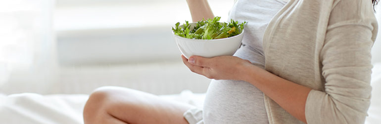 femme-enceinte-mange-salade