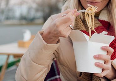 femme-mange-wok-nouilles-pause-dejeuner