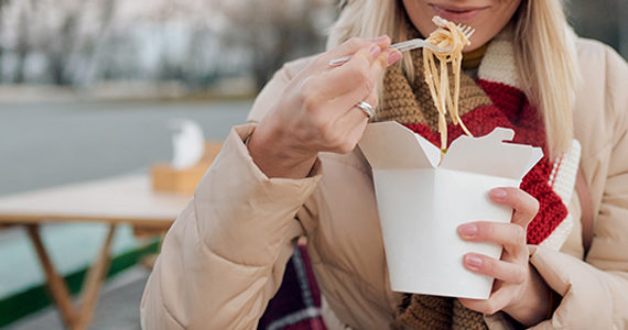 femme-mange-wok-nouilles-pause-dejeuner