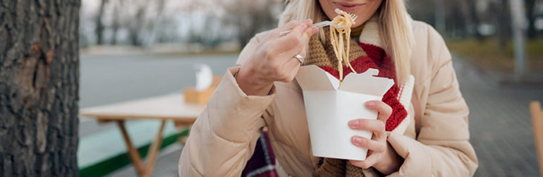 femme-mange-wok-nouilles-pause-dejeuner