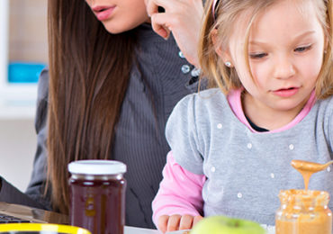 mere-surmenee-fille-beurre-cacahuete-pain