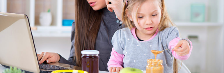 mere-surmenee-fille-beurre-cacahuete-pain