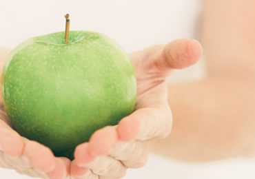 nudging-concept-femme-offre-pomme