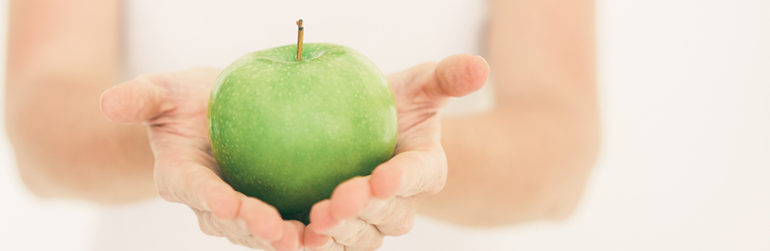 nudging-concept-femme-offre-pomme