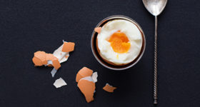 oeuf-coque-petite-cuillere-table