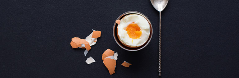 oeuf-coque-petite-cuillere-table