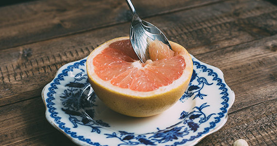 demi-pamplemousse-assiette-cuillere