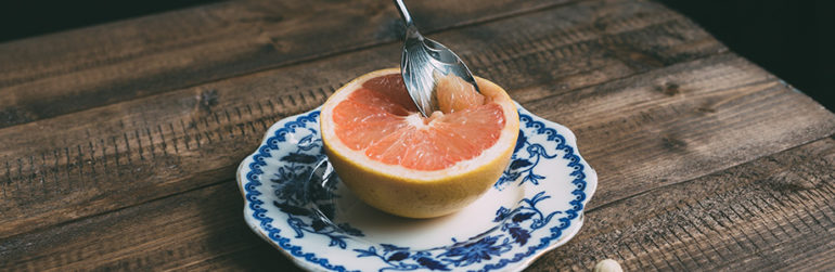 demi-pamplemousse-assiette-cuillere