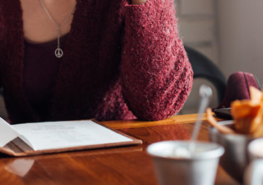 femme-calories-menu-restaurant