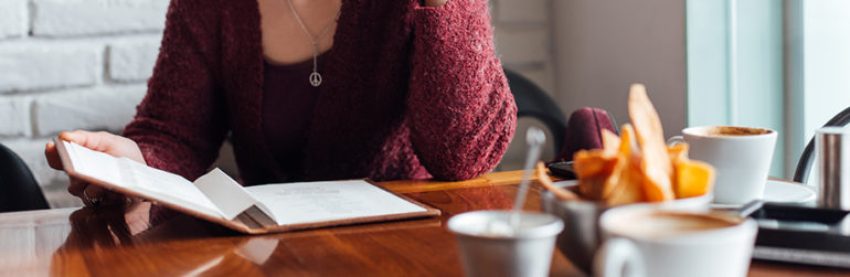 femme-calories-menu-restaurant