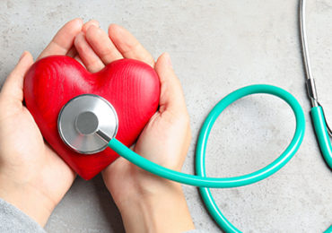 femme-coeur-stethoscope-mains