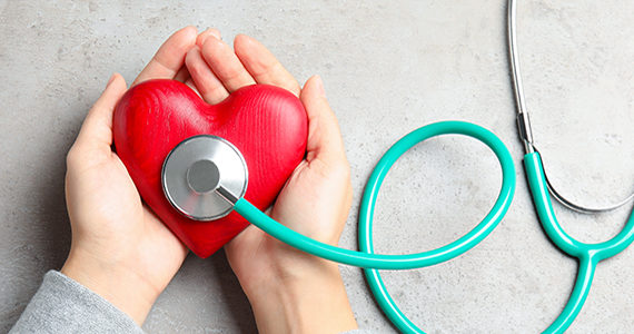 femme-coeur-stethoscope-mains