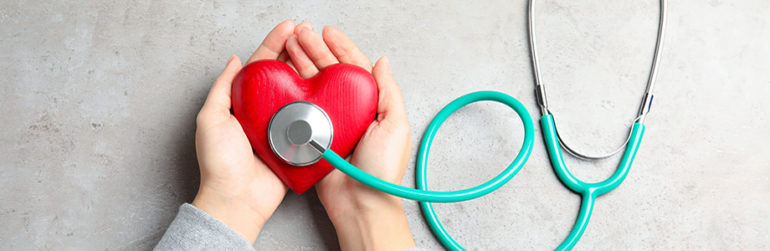 femme-coeur-stethoscope-mains