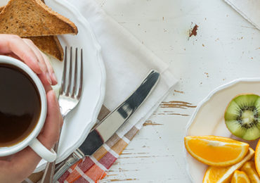 femme-petit-dejeuner