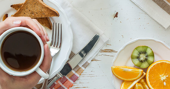 femme-petit-dejeuner