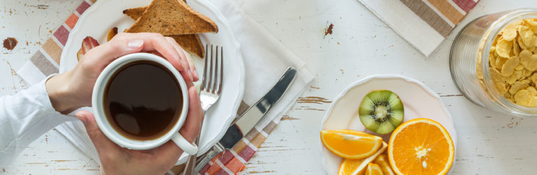 femme-petit-dejeuner
