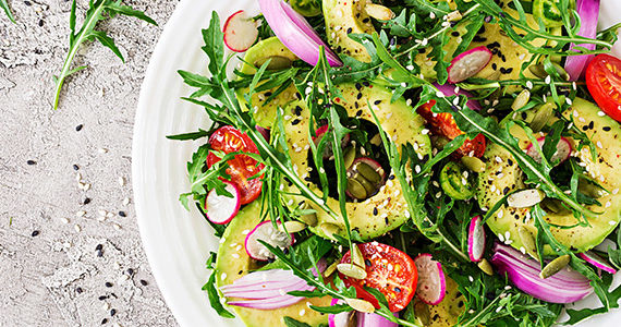 salade-tomates-avocat-roquette- consommation-legumes