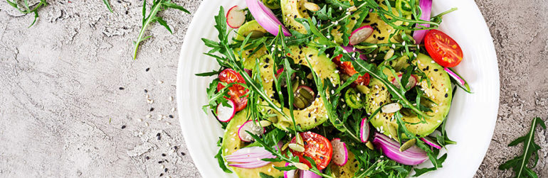 salade-tomates-avocat-roquette- consommation-legumes