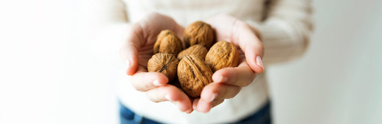 femme-poignee-noix-mains