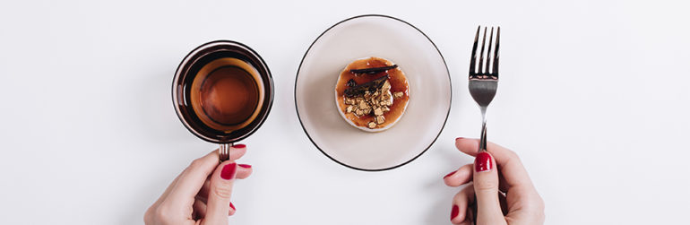 femme-the-mange-gateau-sucre