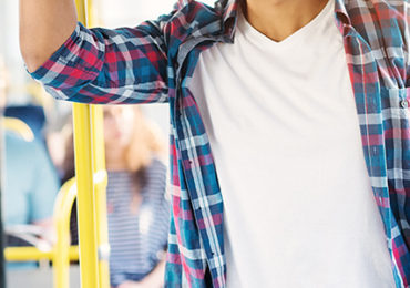 homme-debout-bus-transports-communs