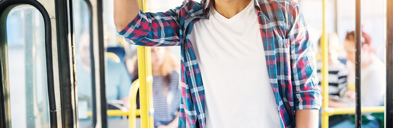 homme-debout-bus-transports-communs