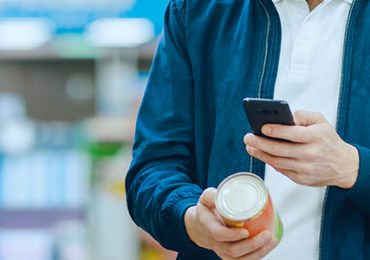 homme-supermarche-smartphone-valeur-nutritive-produitsa