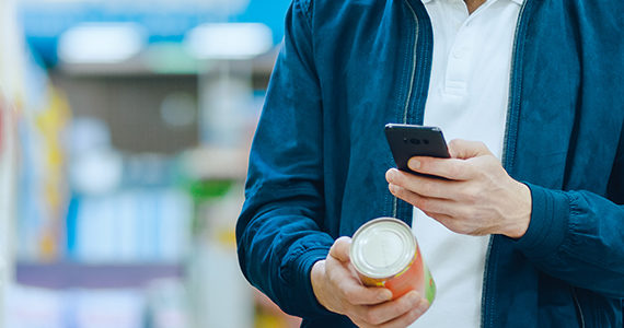 homme-supermarche-smartphone-valeur-nutritive-produitsa