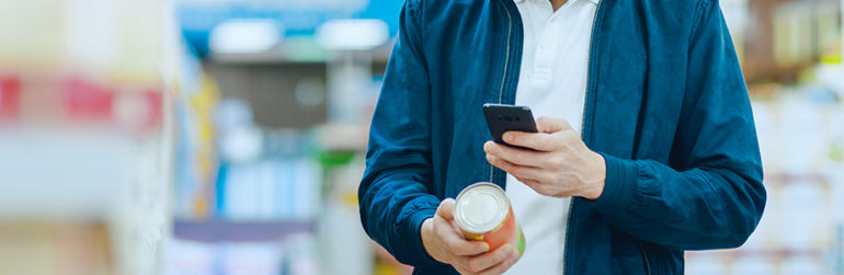 homme-supermarche-smartphone-valeur-nutritive-produitsa