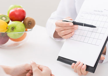 coaching-alimentaire-dieteticienne-conseille-patiente-consultation