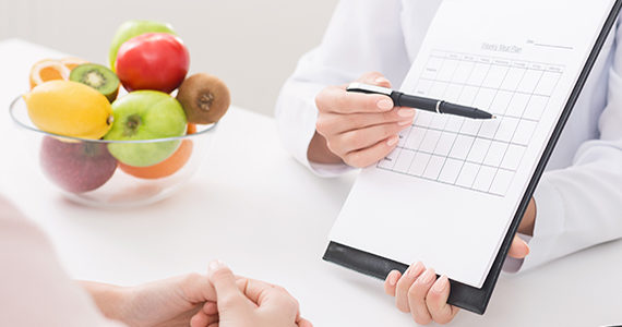 coaching-alimentaire-dieteticienne-conseille-patiente-consultation