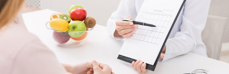 coaching-alimentaire-dieteticienne-conseille-patiente-consultation
