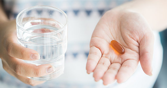 femme-capsule-vitamine-eau