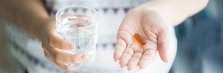 femme-capsule-vitamine-eau