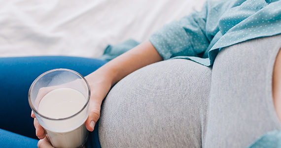 femme-enceinte-verre-lait-sante