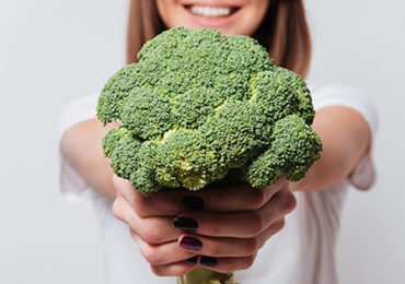 femme-sourire-brocoli-mains