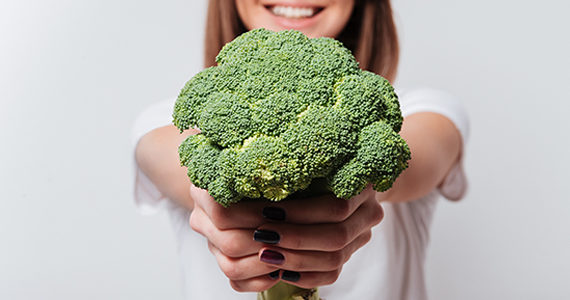 femme-sourire-brocoli-mains