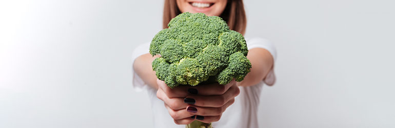 femme-sourire-brocoli-mains