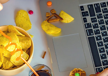 jeune-fille-grignote-ecran