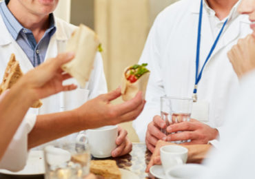 voedingkeuze-werknemer-computer-ongezonde-maaltijd