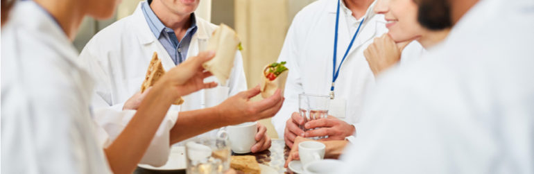 voedingkeuze-werknemer-computer-ongezonde-maaltijd