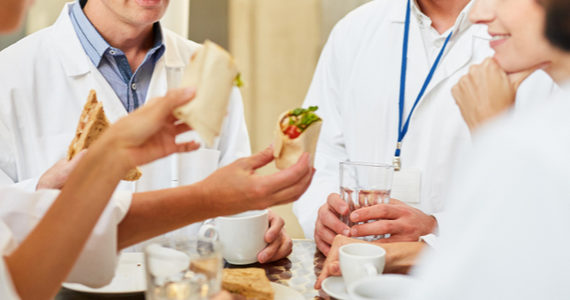 voedingkeuze-werknemer-computer-ongezonde-maaltijd