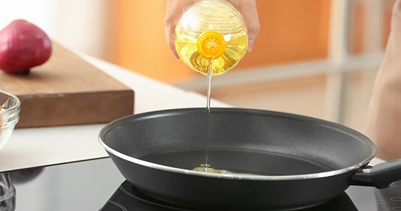 femme-enceinte-huile-vegetale-poele