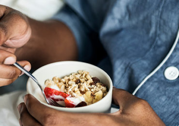 homme-prend-petit-dejeuner
