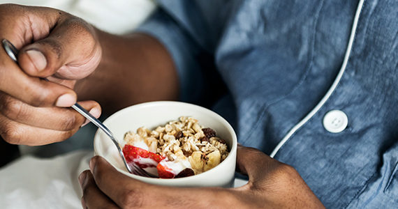 homme-prend-petit-dejeuner